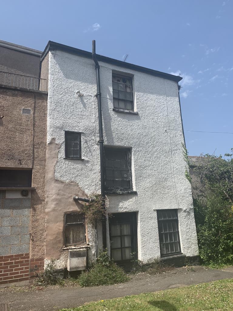 Lot: 53 - PROPERTY FOR COMPLETE REFURBISHMENT OR REPLACEMENT -